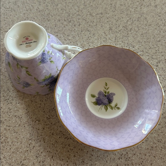 💫 Royal Albert Lavender hydrangea, Floral Teacup and Saucer set - Picture 2 of 2